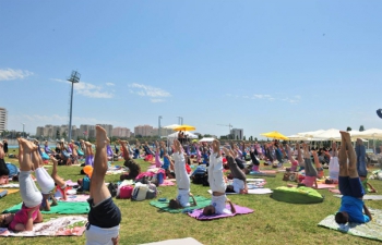 A Mass Yoga Demonstration