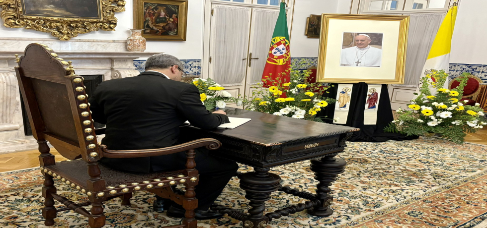 H.E Ambassador wrote the condolence message for the Pope Francis at the Vatican Embassy in Lisbon