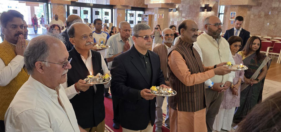 Hon'ble Speaker of Lok Sabha Shri Om Birla Performed Aarti with Indian Community at Radha Krishna Mandir 