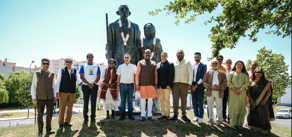 Hon'ble Speaker paid homage to Mahatma Gandhi ji and Kasturba Gandhi ji in Lumiar, Lisbon