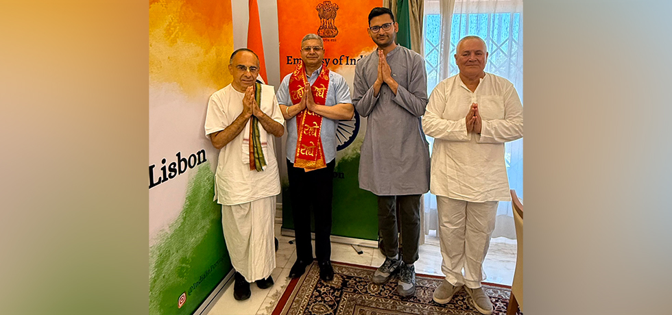 The Ambassador received Sh. Radha-Govinda Das, President of ISKCON Porto, and his team at the Embassy.